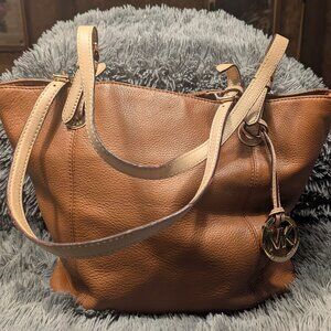 Micheal Kors Jet Set Shoulder Bag